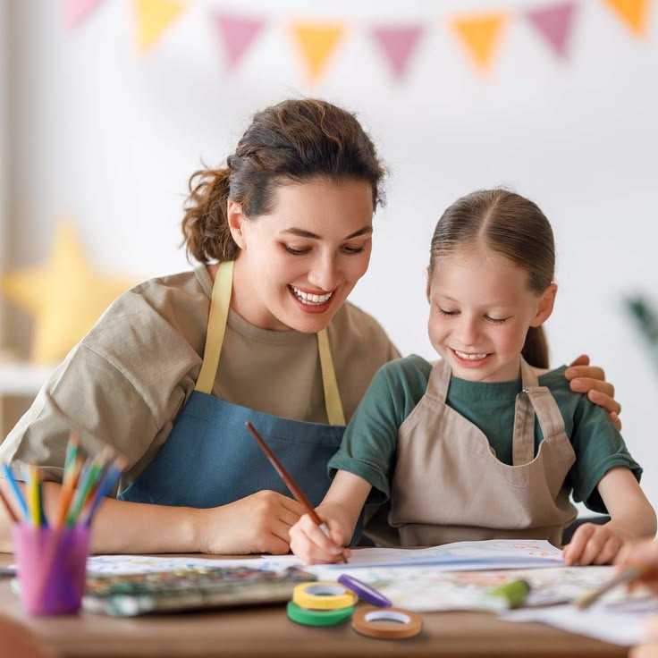 Maman et sa fille dessinent ensemble à la table